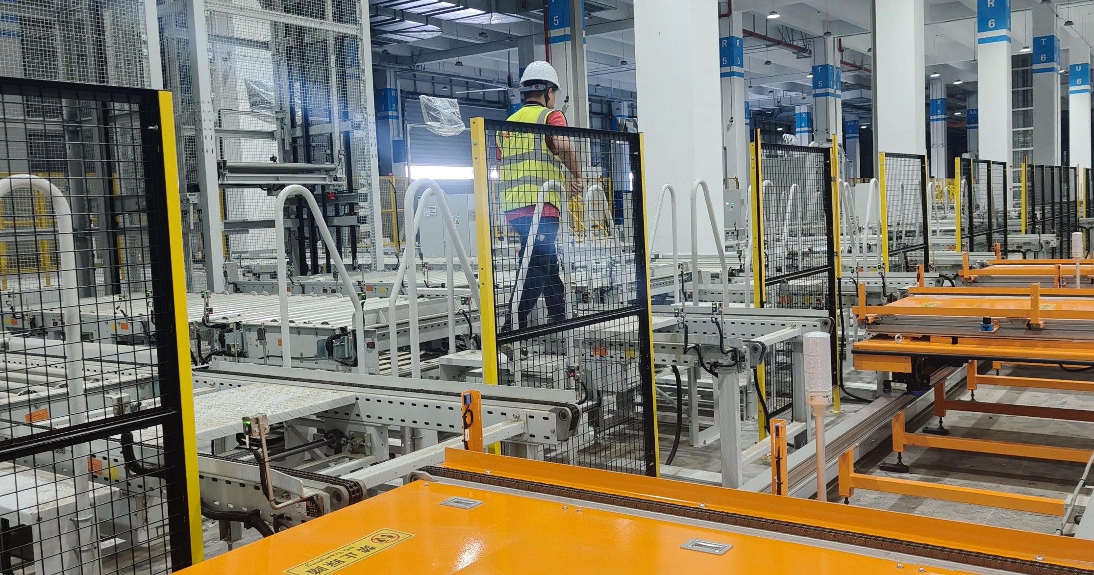 REER Safety’s EOS Light Curtains ExCel in the automated warehouse