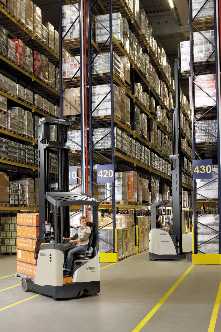 110517 crown esr5000 reach truck at home in the warehouse copy Crown announces multiple new products and technology launches for IMHX 2013