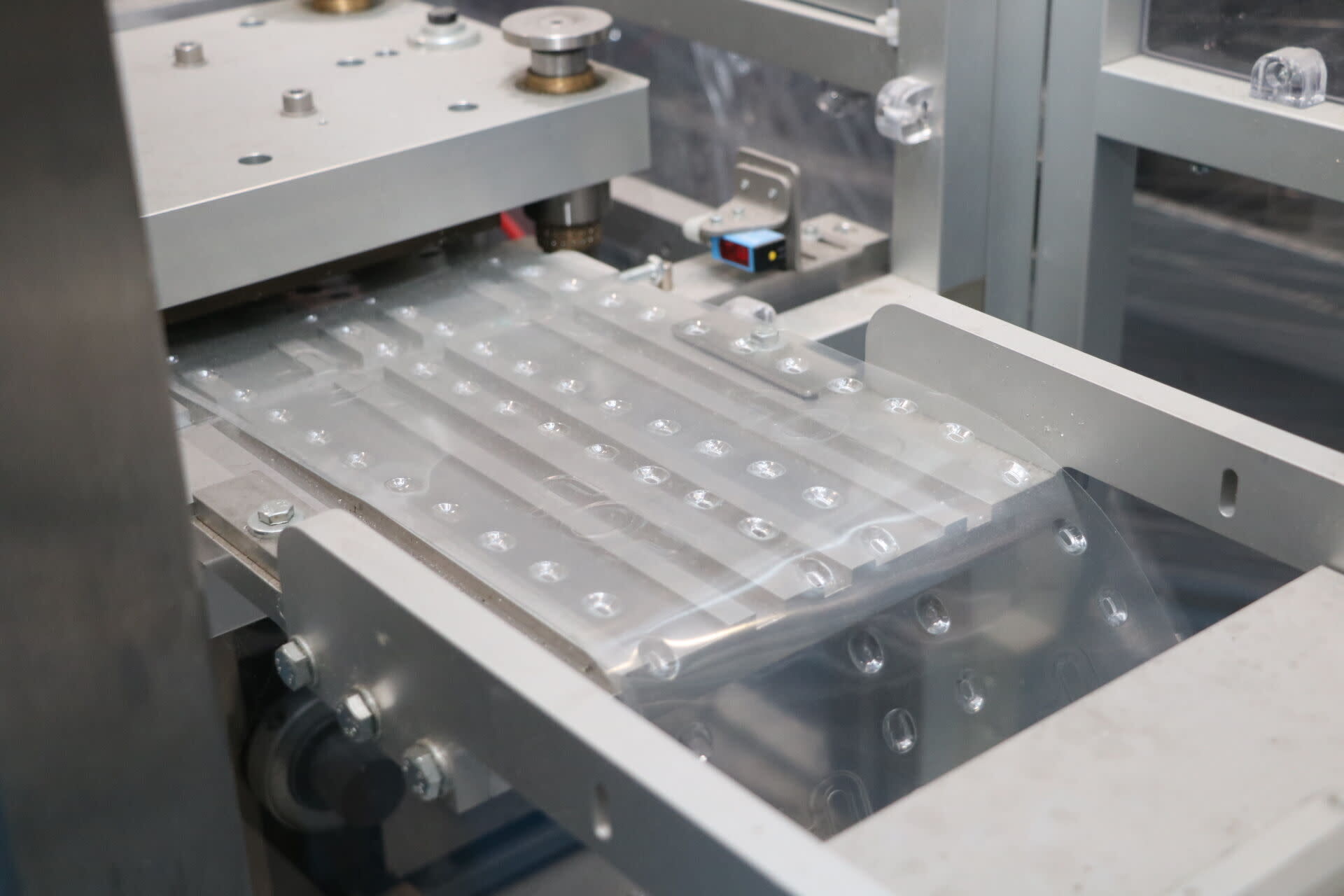 4 FAMARTEC RM250 Blister Packaging Machine 2 How do tablets actually end up inside their blister packs?