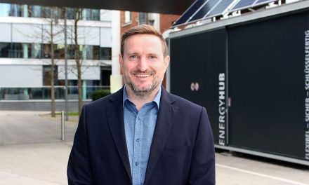 Charging batteries outdoors quickly and easily