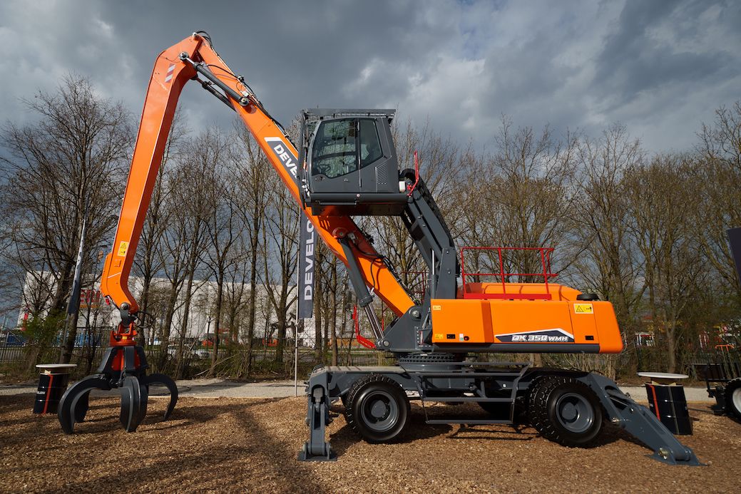 DEVELON and ATLAS boost their material handler business with partnership agreement