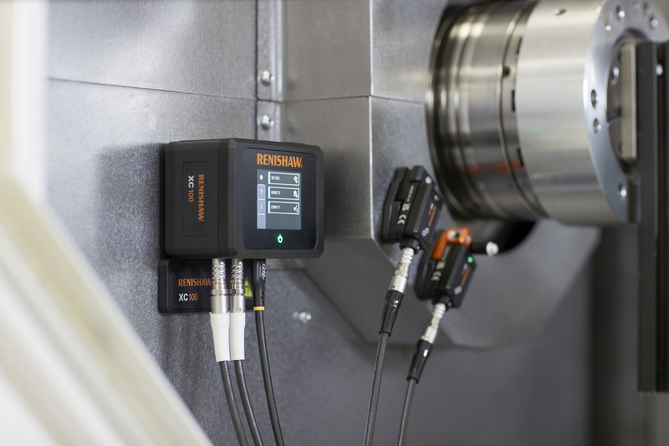 Renishaw launches its new XC100 environmental compensator for precision calibration