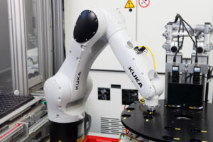 r475 schwarz plastics 0015 1 Efficient automation in the plastics industry